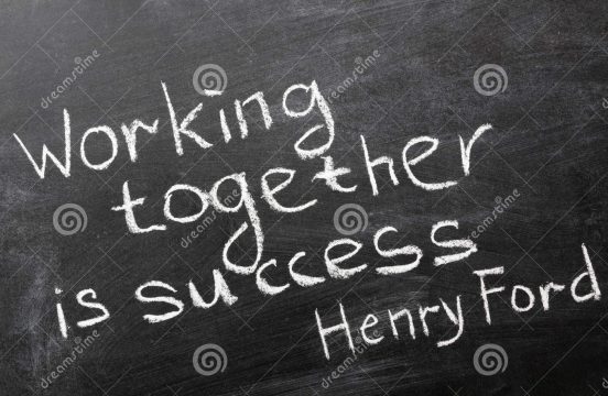 Svart, gammaldags skoltavla med ett citat av bilmagnaten Henry Ford, skrivet med vit krita: ”Working together is success”.