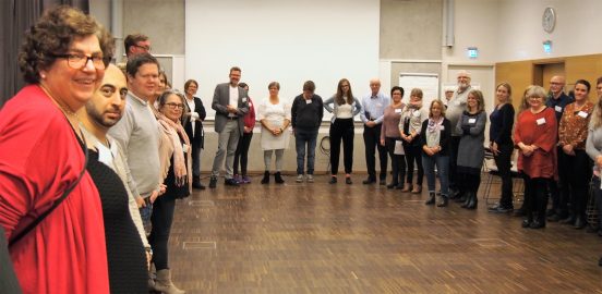 Bild på deltagare vid Sällsynta diagnosers Höstmöte 21-22 oktober 2017. Deltagarna står i en ring i konferenslokalen