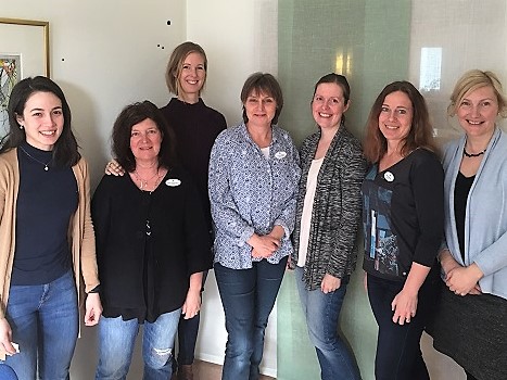 Bild på IF-teamet på Habiliteringscenter Liljeholmen, kurator Jenny Rosendahl nr två från högerl