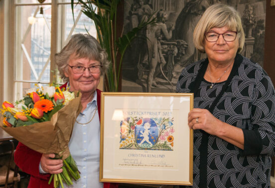 Bild: Christina Renlund (till vänster) tar emot Solstickepriset 2022. Foto: Staffan Renlund.